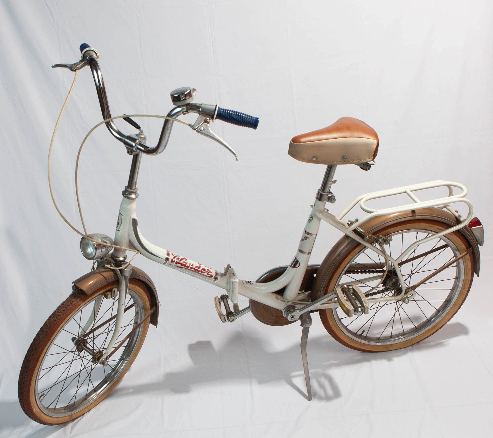 Folding bicycle of Italian luxury brand Wander: Name: folding bicycle of Italian luxury brand WanderYear: 1950s.Material: metal alloy, natural rubber, leatherSize: the unfolded length is 130 cmOrigin: Italian luxury brand WANDER Bicycle Factory (19