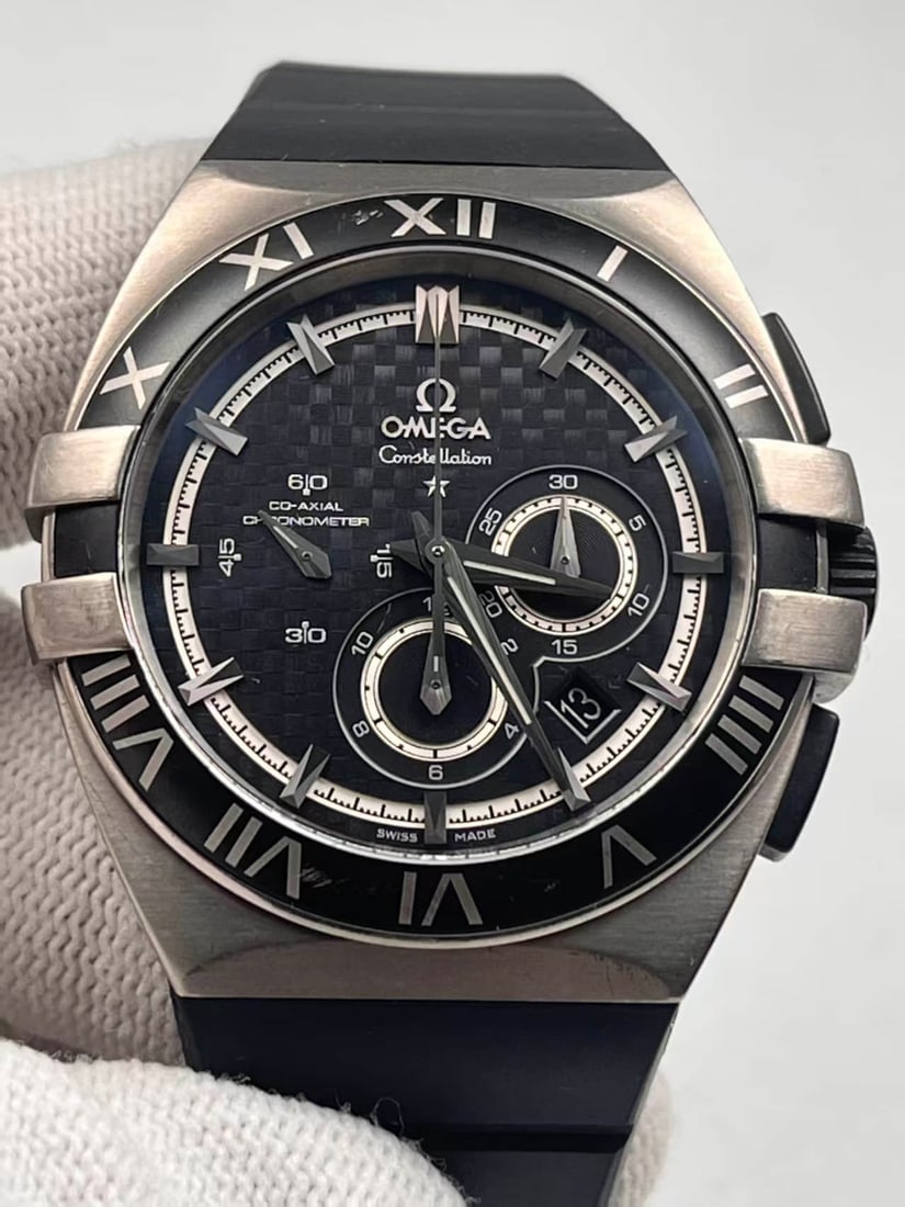 Omega Constellation Series 121.92.41.50.01.001 Double Eagle Men's Timekeeping Watch: Omega constellation series 121.92.41.50.01.001 The original strap of Double Eagle Men's Timekeeping Watch has not been changed. The black carbon fiber dial with 41mm titanium case is equipped with Cal