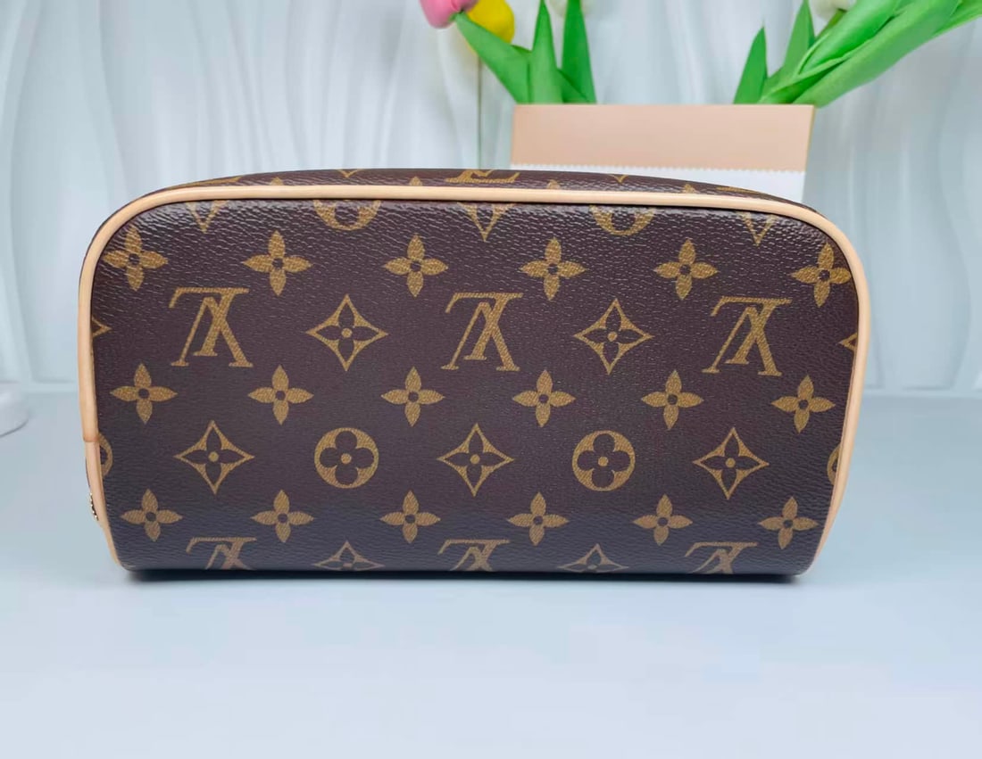 LV.Monogram reading series washing bag M11750: LV.Monogram reading series washing bag M11750 idle products 9.99 new size length 24cm width 13cm height 13cm classic reading coated canvas with vegetable tanned leather handle bimetallic zipper openin
