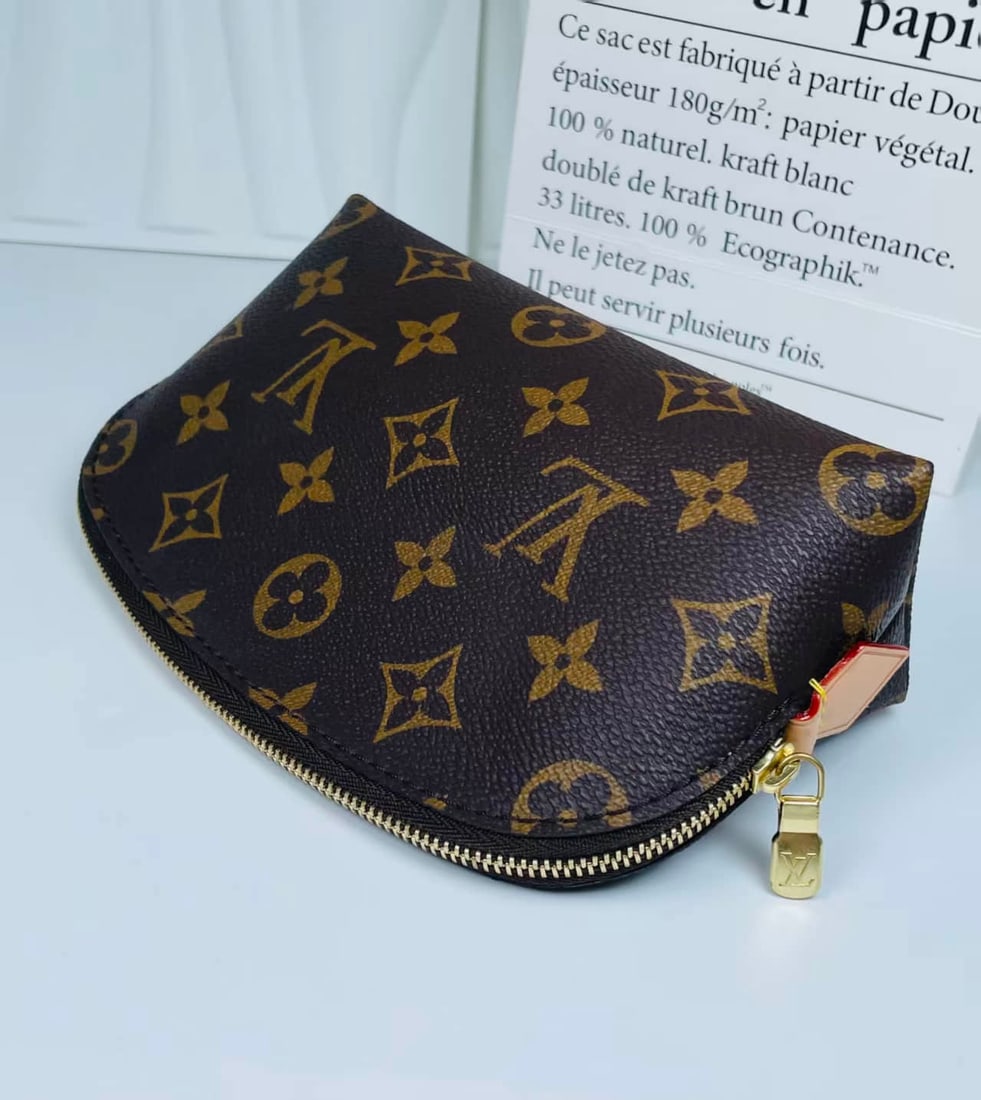 LV. reading cosmetic bag M47515 classic Monogram reading series: LV. Reading cosmetic bag M47515 Classic Monogram reading series idle products have not been officially used. Size 19??10.5??7 coated canvas fabric scratch-resistant and wear-resistant arc zipper openi