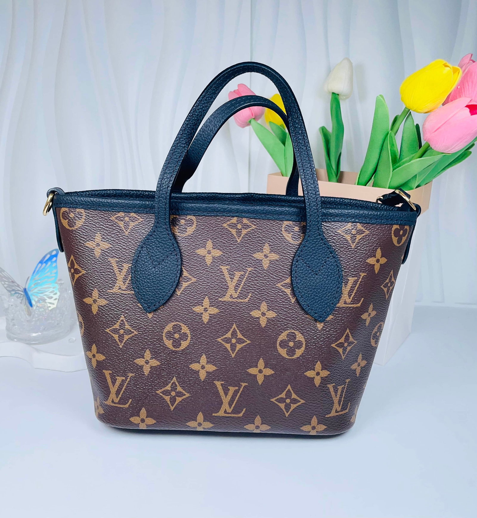 Louis Vuitton. Neverfull series double-sided available presbyopic tote bag: Louis Vuitton. Neverfull series double-sided available presbyopic tote bag is idle and not officially used. 9.99 The new part of the original film is in the size of 28??16.5??11.5 presbyopic canvas st