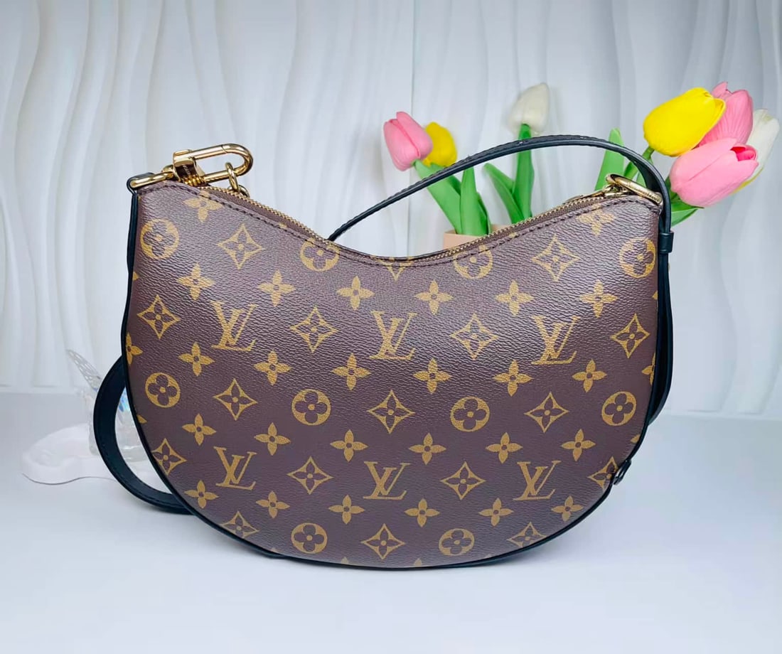 Louis Vuitton. Cookie BB presbyopia half moon underarm bag: Louis Vuitton. Cookie BB presbyopic half-moon underarm bag needs the best quality. 99 The new size is 29.5??19??5.5. Brand classic presbyopic canvas with wear-resistant black cowhide hardware luster i