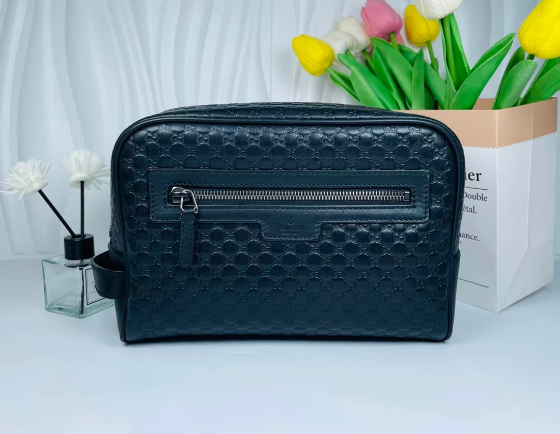 Gucci. Micro GG series hand washing bag: Gucci. Micro GG series hand washing bag idle products have not been officially used. Dark blue full leather embossed double G pattern external zipper compartment built-in large-capacity storage space 