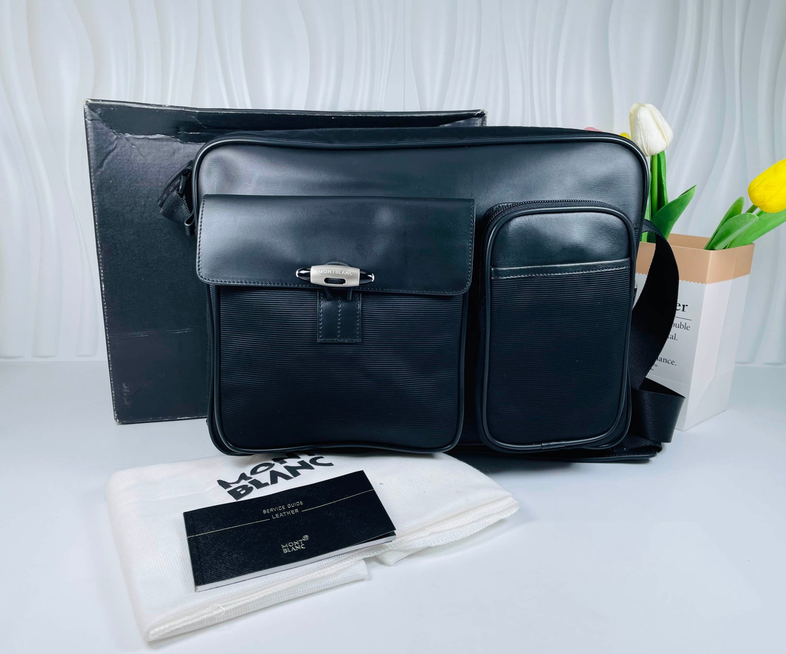 Montblanc. taipan series men's messenger bag slung sideways.: Montblanc. Daban series men's messenger bag is brand-new and unused. Black textured fabric is spliced with smooth leather. Multi-layer storage design, metal lock embellishment and wide adjustable shou