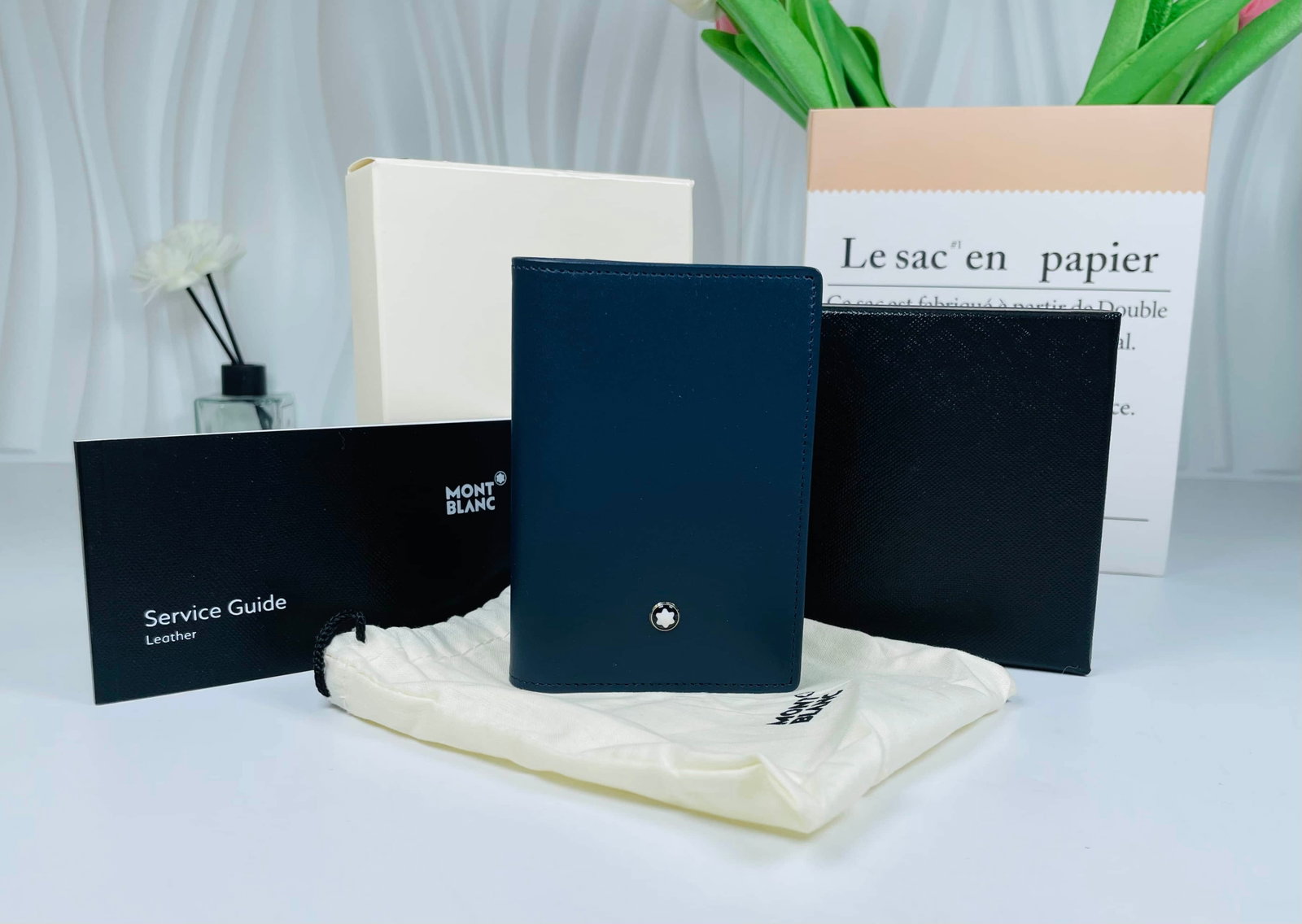 Montblanc. Daban series card package: Montblanc. Daban series card package is made of dark blue smooth cowhide material. The front is inlaid with brand classic hexagonal white star logo. The internal multi-card design version is simple, n