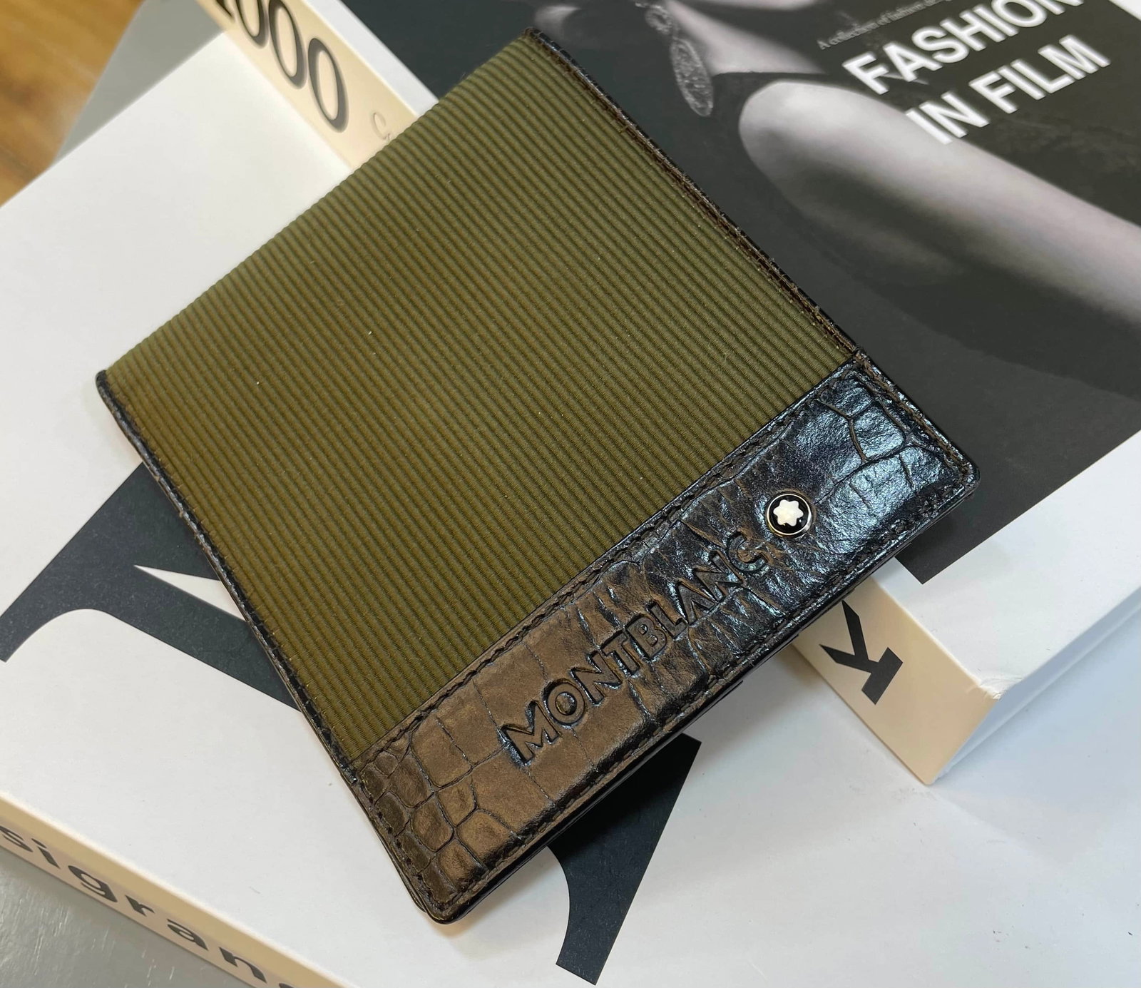 Montblanc. Daban series short wallet: Montblanc. Daban series short wallet idle products are not spliced with military green vertical fabric. Crocodile embossed leather is decorated with brand hexagonal white star badge. The built-in mult