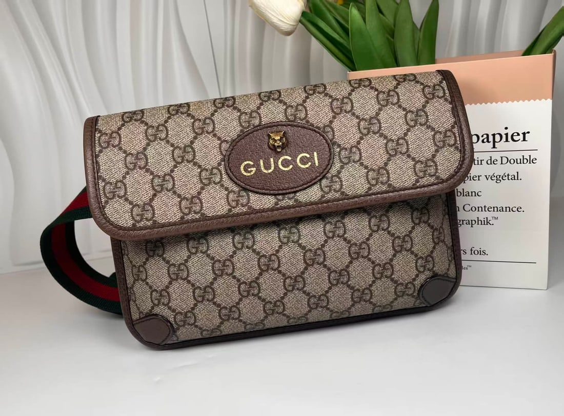 Gucci. Neo Vintage series tiger head pockets: Gucci. Neo Vintage series tiger's head pocket classic GG reading canvas with brown leather edging front oval leather tag inlaid with metal tiger's head logo equipped with red and green ribbon shoulder