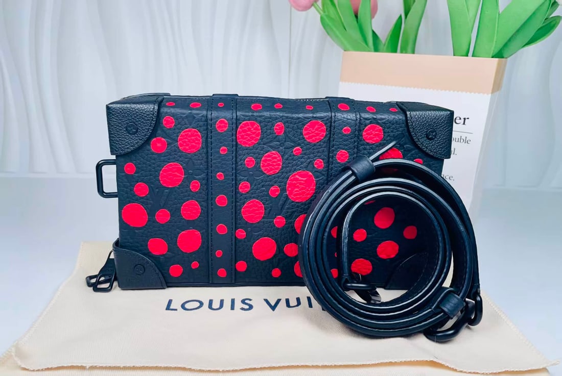 Louis Vuitton. Soft Trunk series Yayoi Kusama joint box bag: Louis Vuitton. Soft Trunk series Yayoi Kusama co-branded box bag black embossed cowhide with red polka dot pattern is equipped with original shoulder strap modeling with high trend recognition and siz