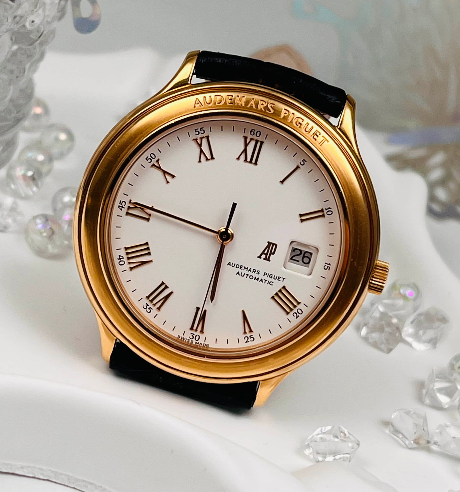 Audemars piguet classic ultra-thin men's watch 40.5mm ND 18K gold watch: Audemars piguet classic ultra-thin men's watch 40.5mm ND 18K gold case equipped with Cal2125 ultra-thin automatic movement 42-hour power reserve white Roman numeral dial three-point calendar window.