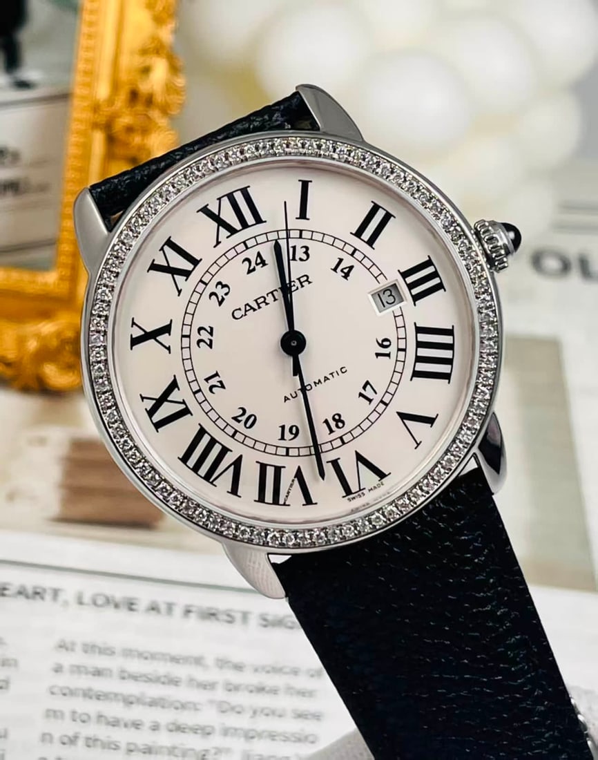 Cartier. RONDE DE CARTIER Series W670101042mm fine steel Watch: Cartier. RONDE DE CARTIER series W670101042mm fine steel case with bright round diamond automatic mechanical movement 42-hour power reserve white plate Roman scale blue steel pointer crocodile.