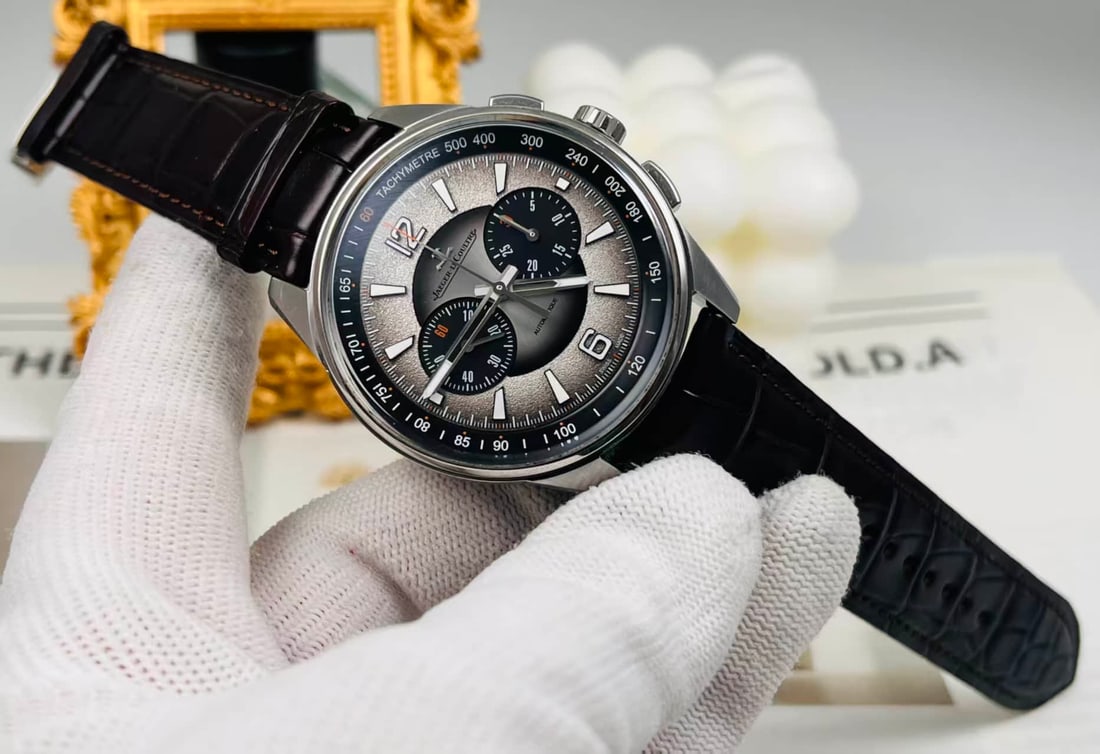 Jaeger-lecoultre. The latest model of Beichen series Q902843J: Jaeger-lecoultre. Beichen series Q902843J latest self-winding, crocodile strap original never used brand-new, 24-year-old electronic card double strap complete, fine steel 42mm folding buckle gray pai