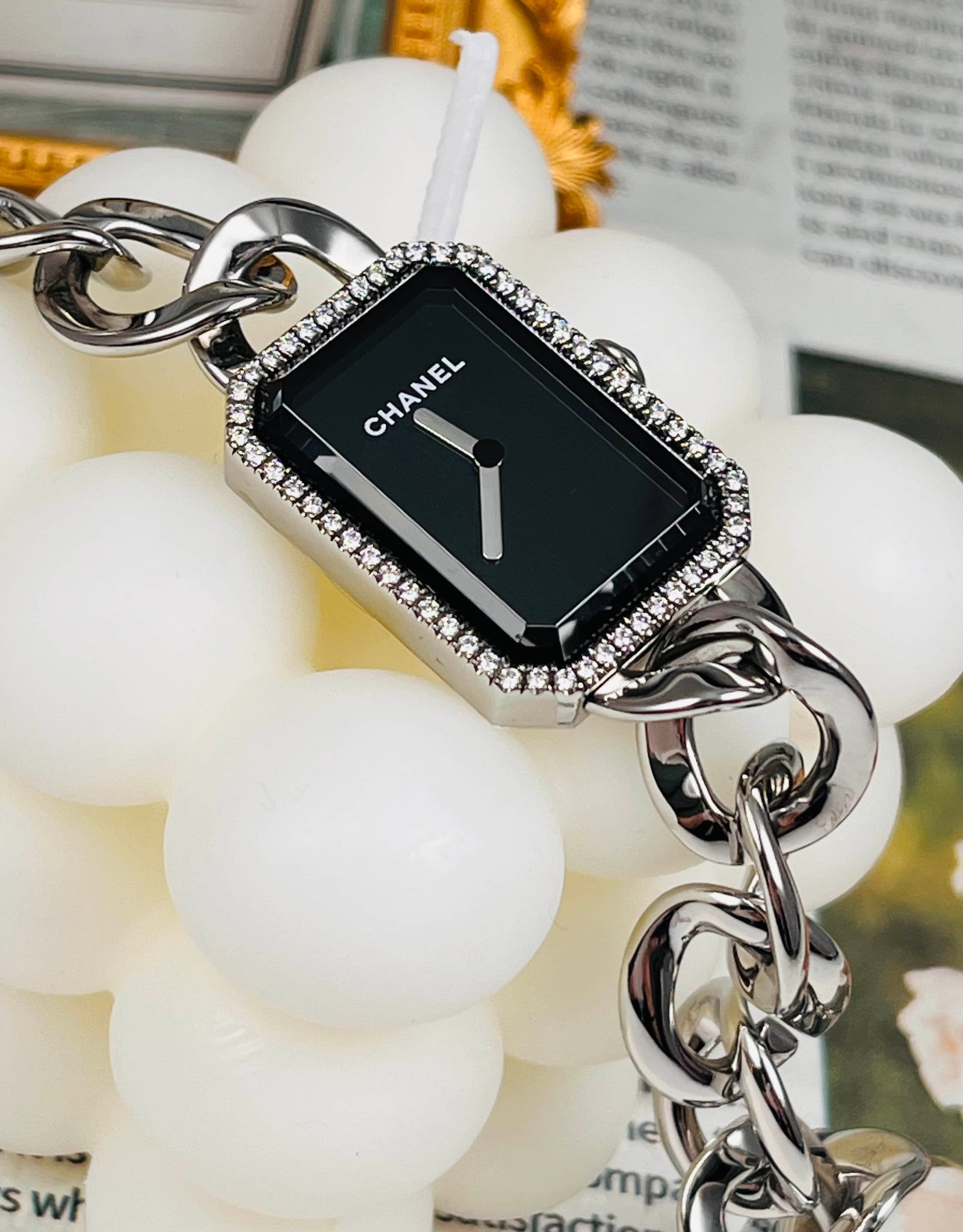 Chanel PREMIERE series fine steel case with diamond bezel.: Chanel. PREMIERE series fine steel case with diamond bezel 20x28mm black lacquer dial with chain strap Shi Ying movement design comes from the classic elements of the brand, elegant and versatile.