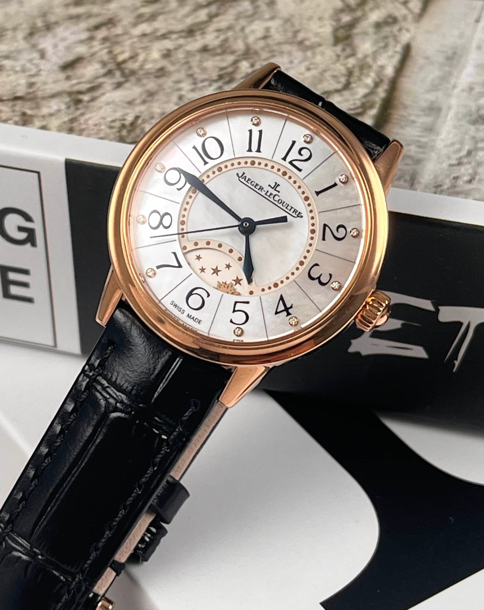 Jaeger-lecoultre dating series Q3462590 automatic mechanical movement: Jaeger-lecoultre dating series Q3462590 automatic mechanical movement 29mm 18K rose gold case Warm and elegant mother-of-pearl dial with diamond-encrusted hour markers and Arabic numerals with day and