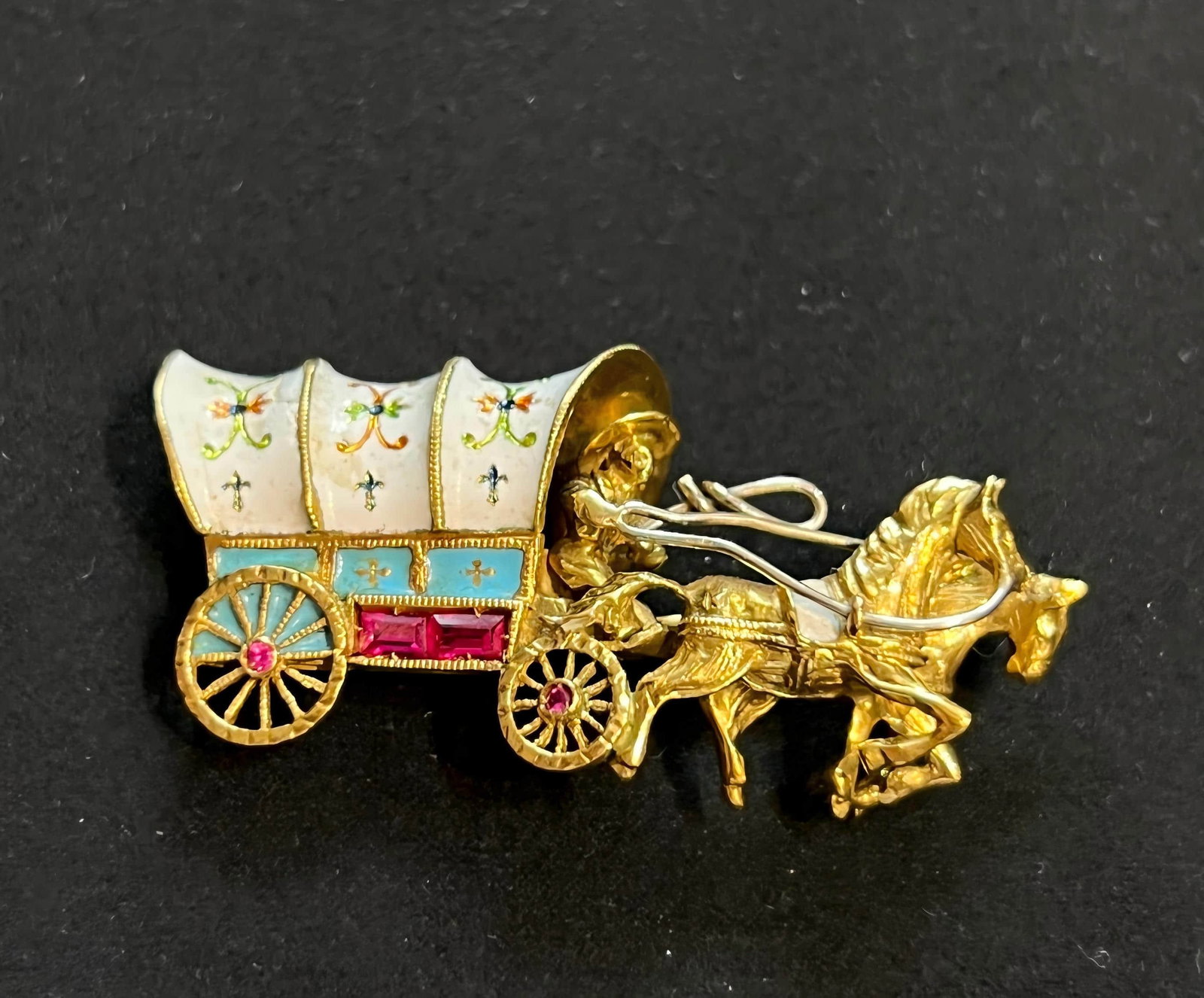 Carriage brooch: Wt:10g