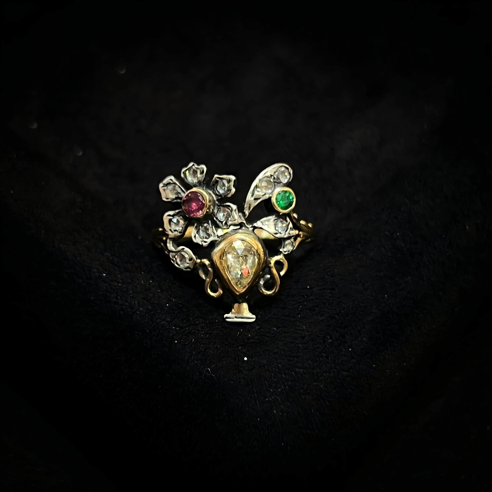 Rococo wind floret Garden Giardinetti ring: "From the late George to the early Victorian era, rococo flowers were blooming.Garden Giardinetti ring was all the rage in 1740-80.Time. Gold and silver are stacked, with roses and diamonds, and the