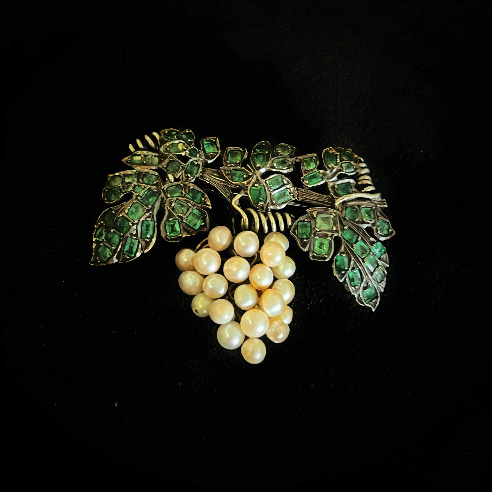 Panjshir emerald grape brooch: Emerald micro-oil, produced in panjshir, with CGRL international certificate.bookSeawater Mabeizhu, with Chinese certificateThe total weight is 16.6g, and the measured gold content at two points is 65