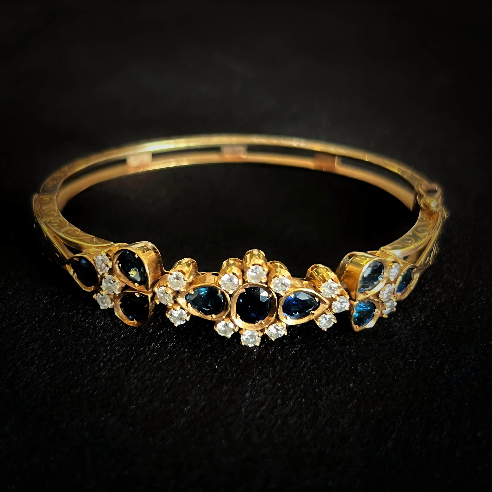 Victorian sapphire diamond bracelet: Sapphire is an old burned sapphire from Madagascar, and its color isKong Quelan, natural diamond.The total weight is 27.9g, and the measured gold content is about 70%Metal with Chinese certificate