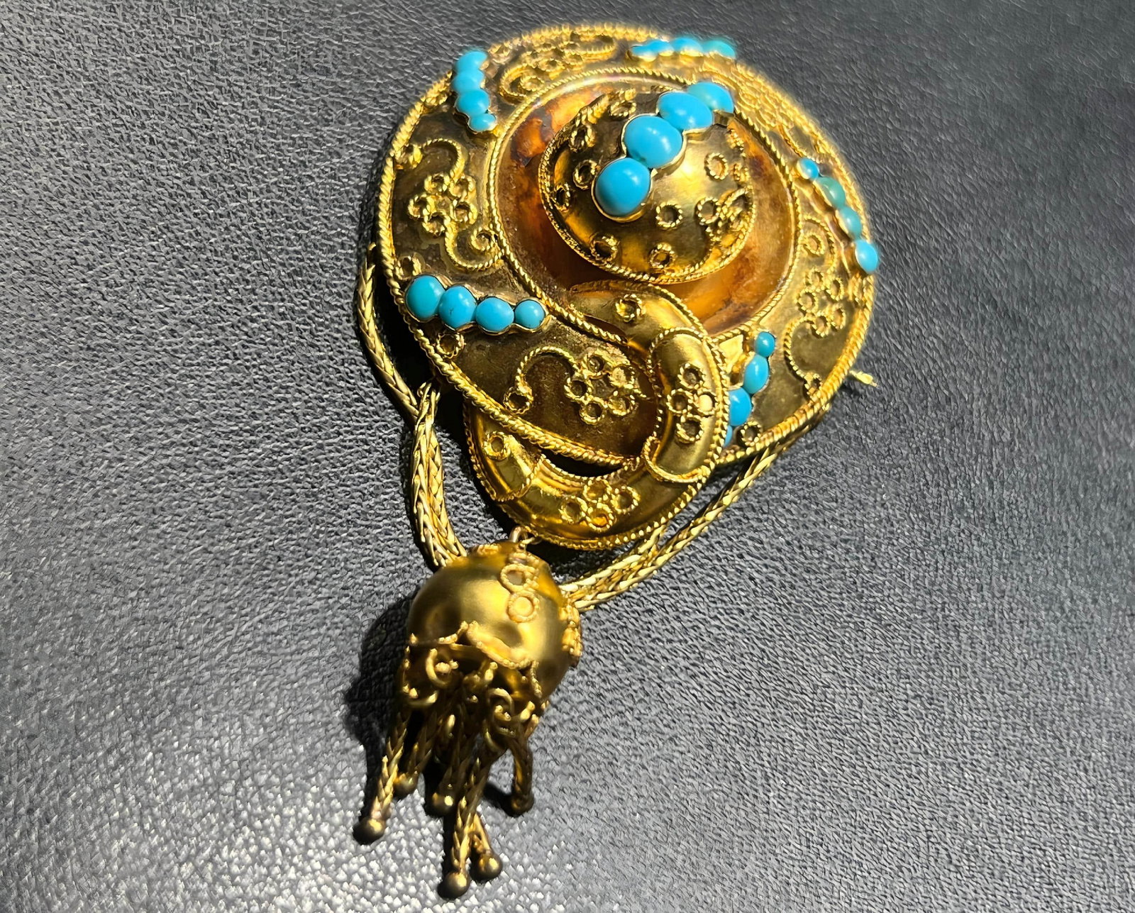 1820-1840 turquoise fringed brooch: In the late 1820-40s, George worked as an Etruscan metalworker.18K certificate, Lan Song, China First Inspection and CGRL certificate.12g, with gold content of 89%. Wt:12g