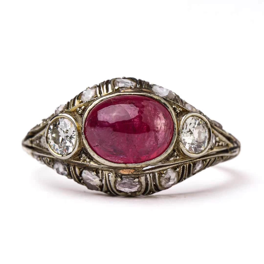 ART DECO period Italian antique jewelry red gem ring 18k gold old cut diamond Europe.: During the period of ART DECO (1925-1935), Italian aristocrats customized red gem ring, which was handmade in 18k gold as a whole. The main stone was burned with natural rubies of about 2.5 carats, an