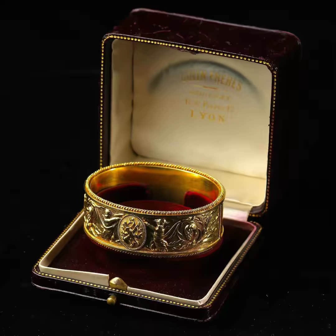 Art Nouveau French aristocrat custom angel gold bracelet 21K gold in Art Nouveau period.: Art Nouveau(1880-1920) in the Art Nouveau period, the French aristocrats customized the angel gold bracelet, which was handmade in 21K gold. With gold as the material, two angels were carved with