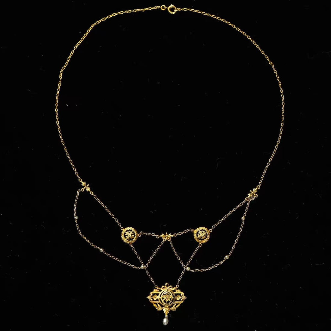 ART NOUVEAU French gold tapestry necklace 18k gold wild beads in Art Nouveau period.: ART NOUVEAU(1880-1920) in the Art Nouveau period, the French gold tapestry necklace is exquisite and perfect in appearance.The whole 18k gold is hand-made, and the high-relief flower shape and
