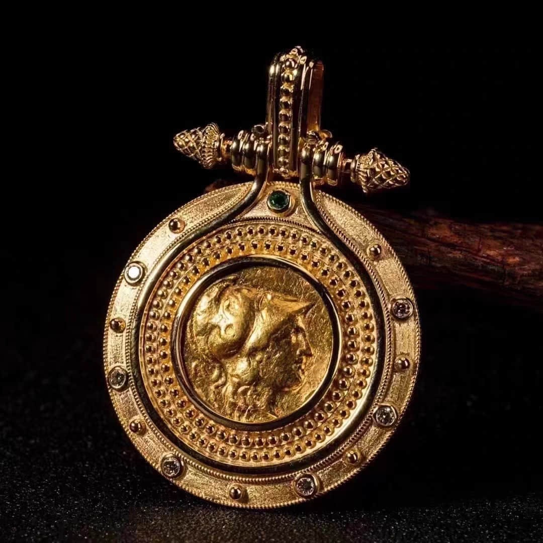 Ancient Greek goddess Athena antique gold coin pendant goddess of victory rating box: The antique gold coin pendant of the ancient Greek goddess Athena was issued by Alexander III of the ancient Greek Macedonian kingdom from 336 BC to 323 BC. The front face of Athena was dressed in a