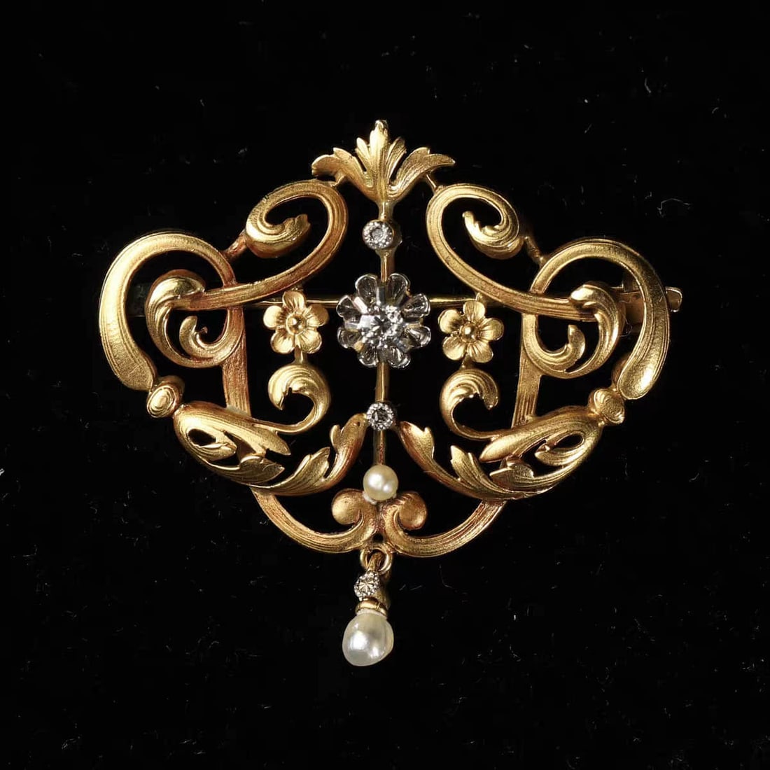 ART NOUVEAU French gold floral brooch pendant in Art Nouveau period 21K18k: Art Nouveau in the Art Nouveau Period (1880-1920)French gold bouqueted flower brooch pendantThe whole 21k gold is hand-made, with high relief and tangled branches, and elegant lines of gold flowers,