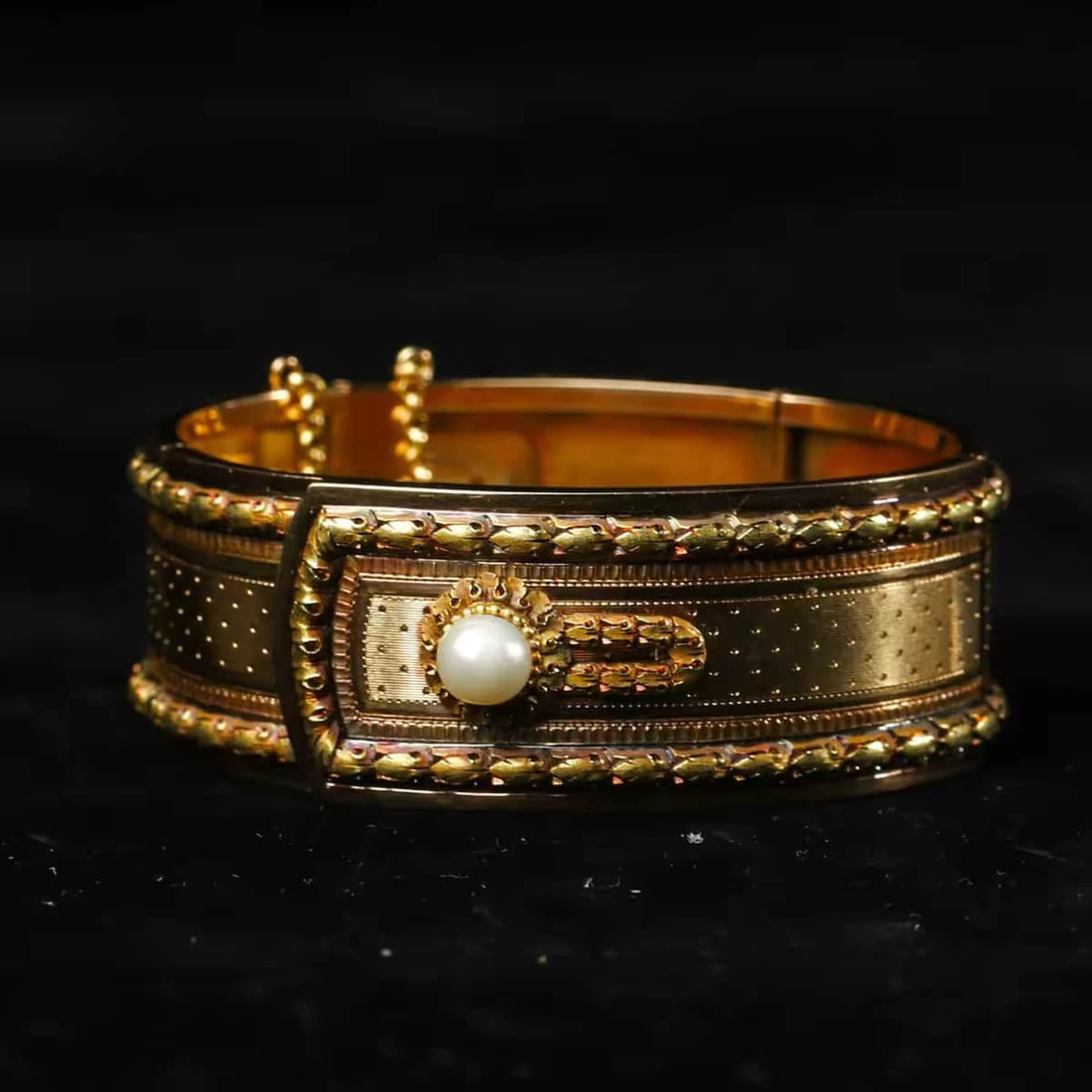 Charles Louis Charles Louis lun on Bonaparte European antique jewelry French 18k multicolor gold: Charles Louis lun on Bonaparte period (1852-1870)French aristocrats customized multicolor carved gold wild pearl gold bracelet.The whole bracelet is handmade in 18k gold, and the wall of the bracelet