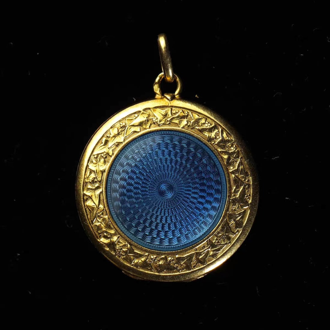 Art Nouveau carved gold, carved enamel, antique gold photo box pendant in 18k gold in Art Nouveau: Art Nouveau (1880-1920) in the Art Nouveau period was the most classic emotional symbol of jewelry at that time. Antique eagle head steel sealThe whole 18k gold is hand-made, the center is blue and en
