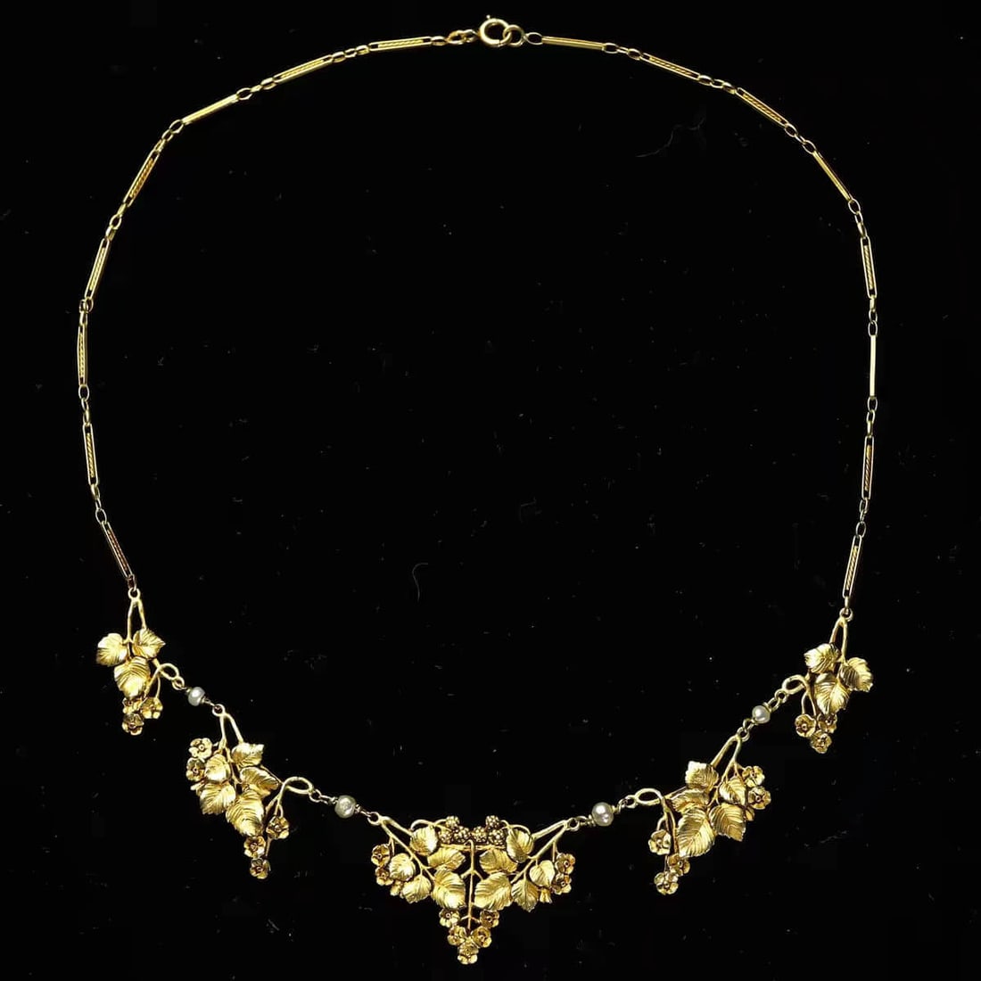 ART NOUVEAU European antique French gold tapestry necklace 18k gold.: ART NOUVEAU(1880-1920) in the Art Nouveau period, the French gold tapestry necklace was handmade in 18k gold, with high relief tapestry flower shapes and elegant lines of gold flowers, just like a