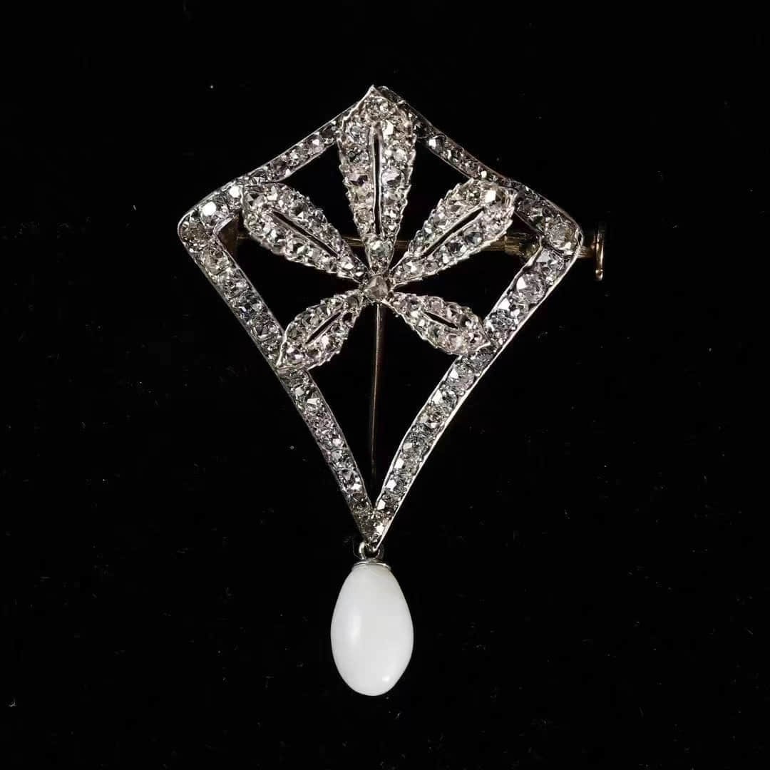 Edwardian British gold and silver stacked diamond conch bead brooch 18K gold flame pattern European: During the Edwardian period (1901-1910), the British gold and silver lapped diamond conch bead brooch, with an overall 18K gold hand-backing, lapped silver and luxurious inlay.Embedded with 108 old cu