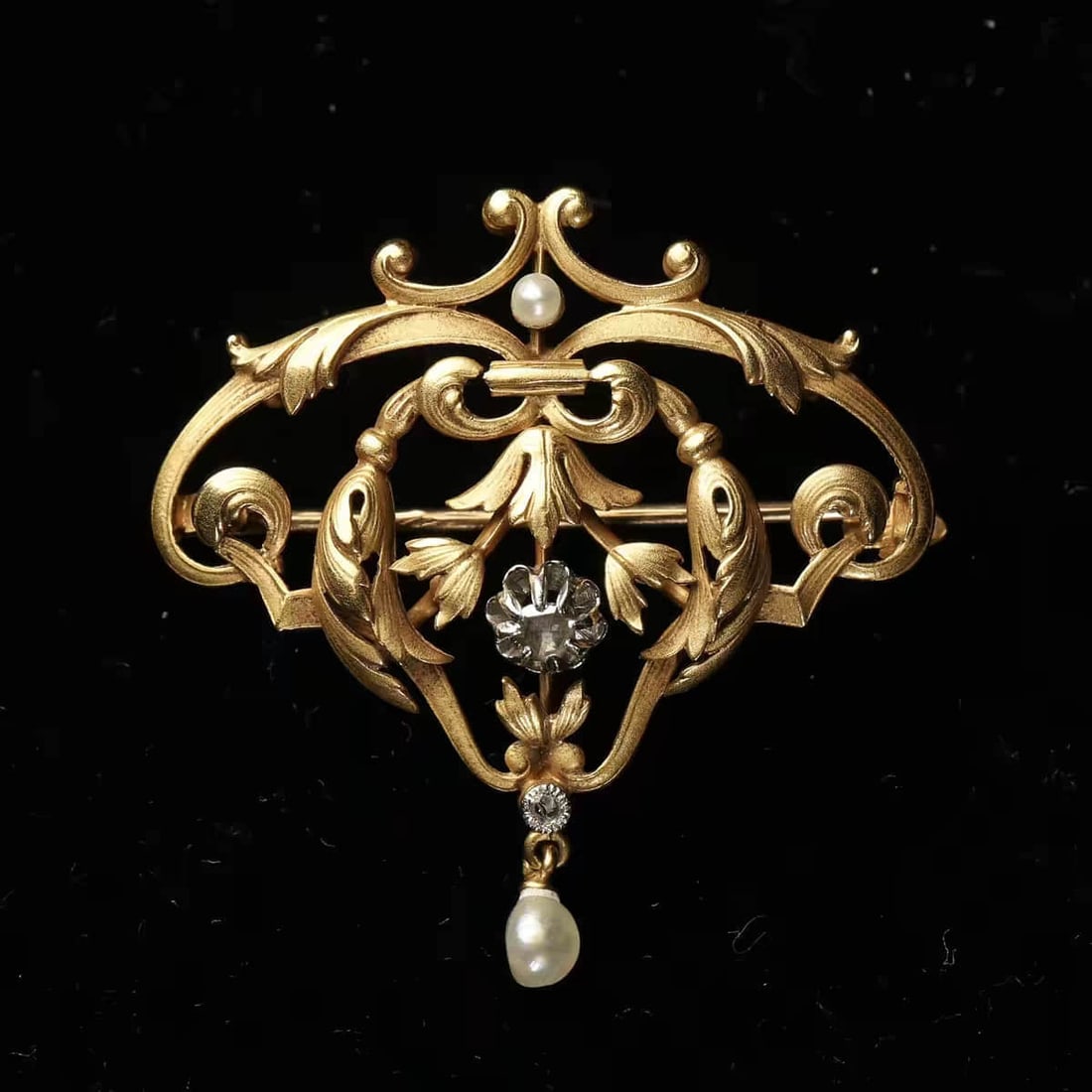 ART NOUVEAU French gold floral brooch pendant in Art Nouveau period 21K18k: Art Nouveau in the Art Nouveau Period (1880-1920)French gold bouqueted flower brooch pendantThe whole 21k gold is hand-made, with high relief and tangled branches, and elegant lines of gold flowers, j