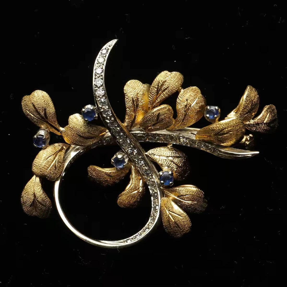 RETRO period, Italian bicolor gold brooch 18k bicolor gold diamond sapphire.: In the retro period, the Italian custom-made two-color gold brooch was hand-made in 18k two-color gold, hand-carved with three-dimensional gold, gold leaves intertwined with platinum diamond ribbons, 