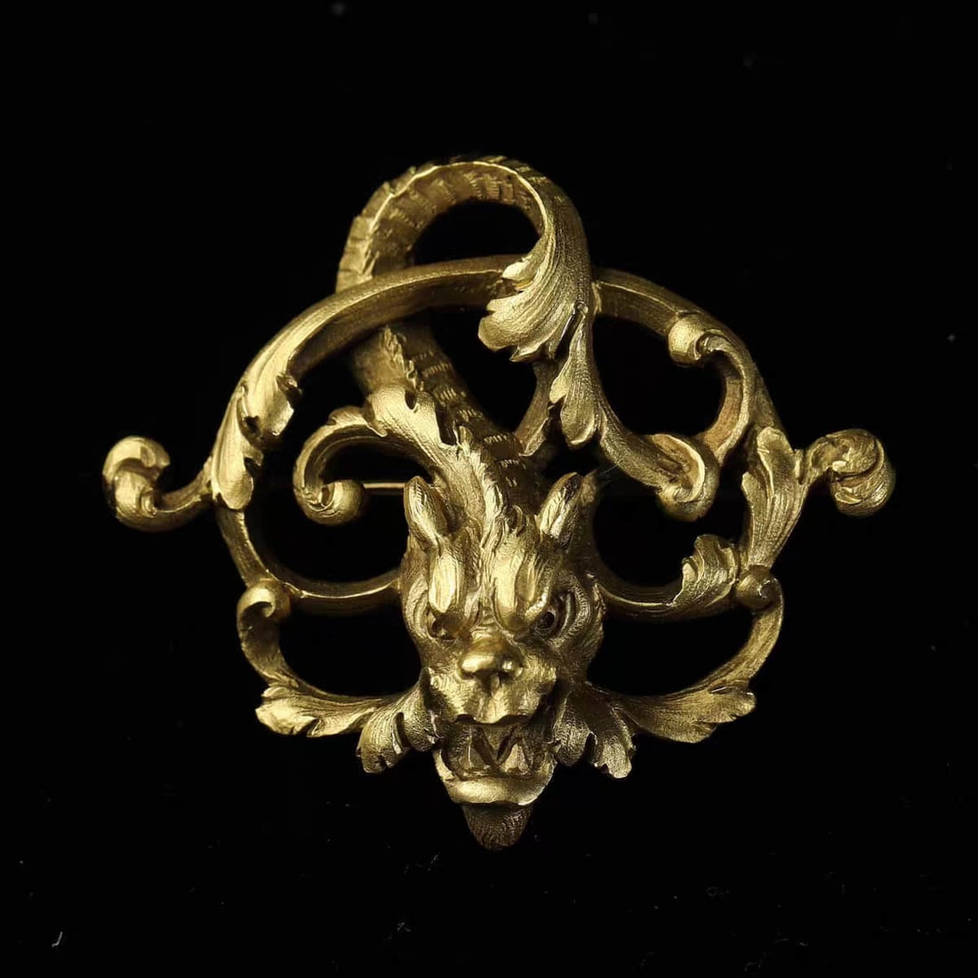 Art Nouveau French antique Chimera Feilong gold brooch 18k gold in Art Nouveau period.: Art Nouveau in the Art Nouveau Period (1880-1920)French antique Chimera Feilong gold brooch, handmade in 18k gold as a whole, with smooth lines, full body tension, exquisite craftsmanship and high sty