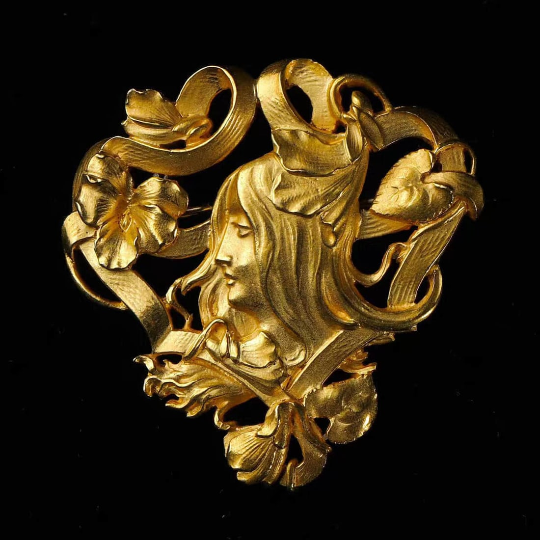 Art Nouveau French antique jewelry beauty face gold brooch 22K gold in Art Nouveau period.: ArtNouveau(1880-1920) in the Art Nouveau period, the overall height of the French beauty face gold brooch is 22K gold, and the youthful atmosphere of girls and flowers is sculpted with gold, which is 
