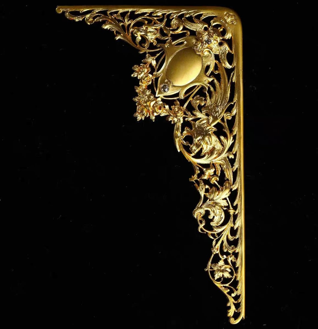 The cover of Remo Luca's carved gold book is decorated with 18k European antique jewelry.: The cover of master RemoLuca's gold carving book is decorated with 18k gold by hand, which is the top expression of the aesthetics of Chimera and gold vines intertwined curves. 12.5cm long, 7.3cm wide