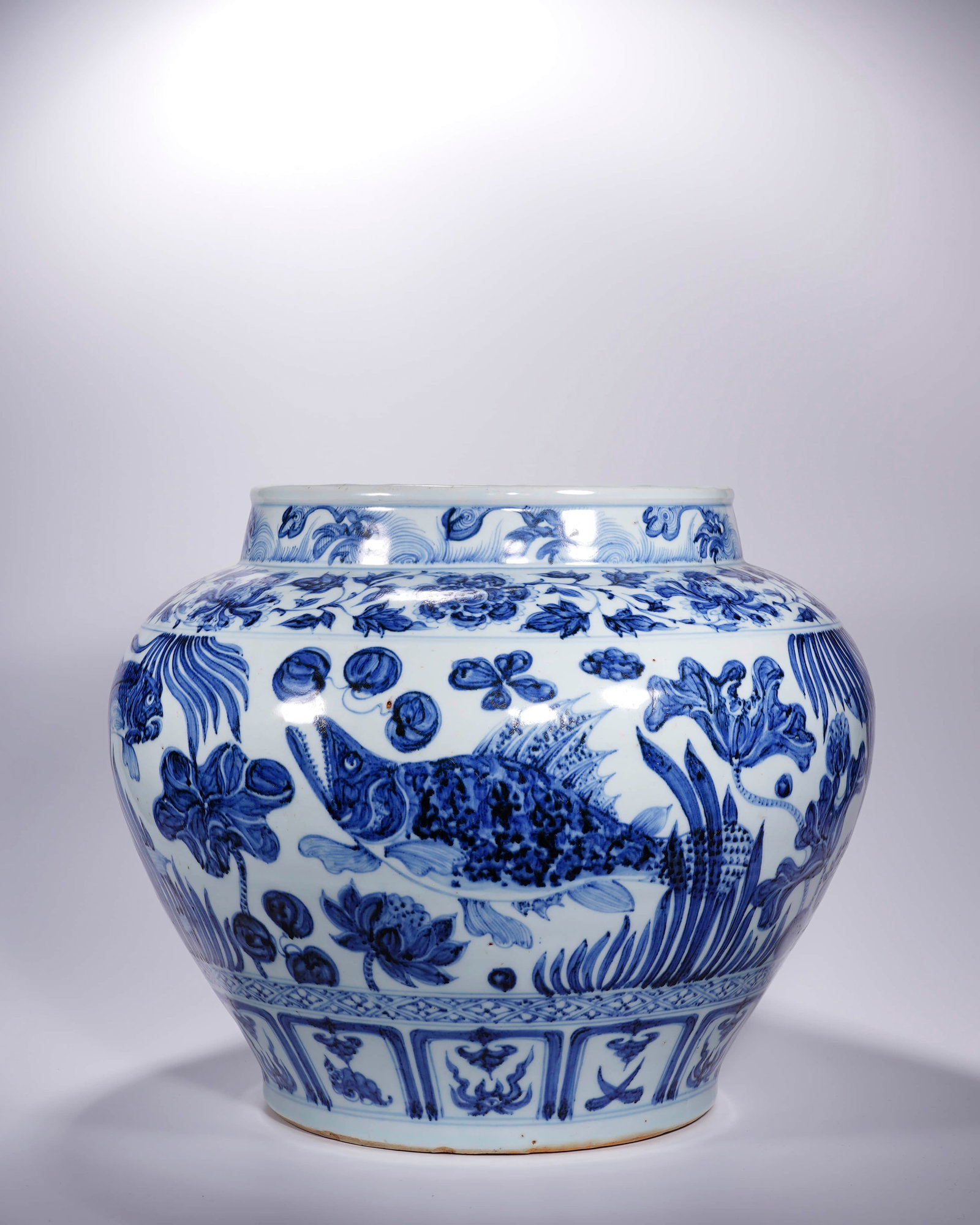 Blue-and-white fish algae-patterned jar - 2