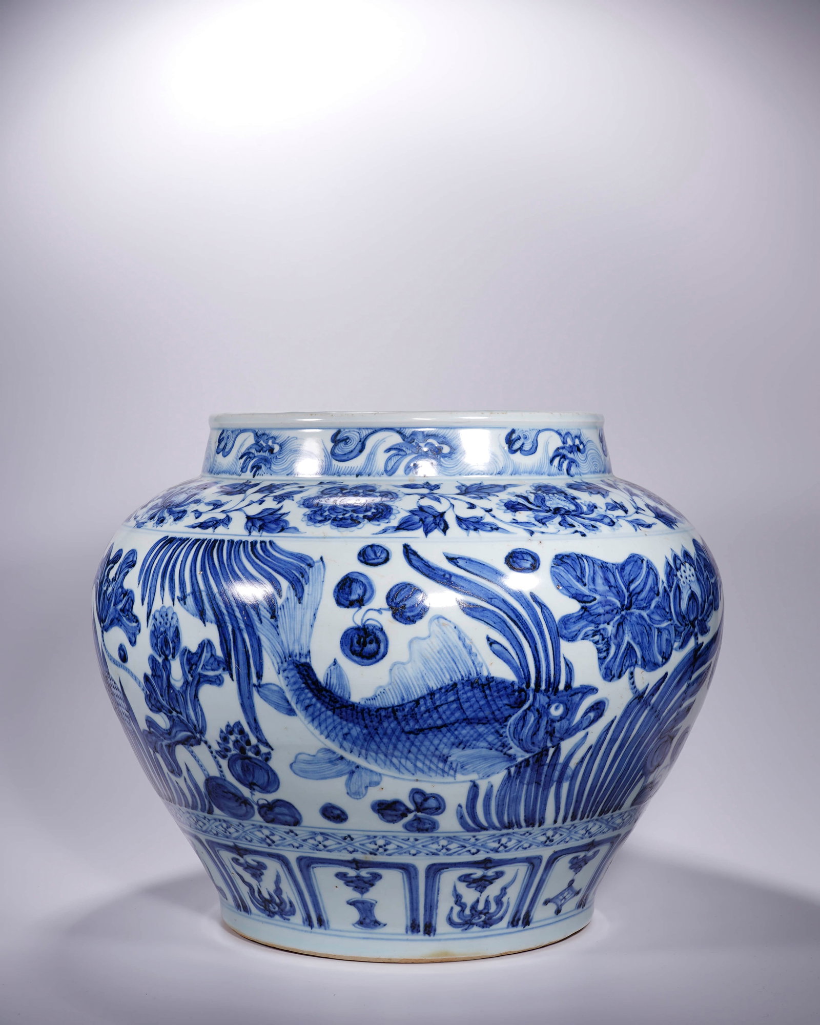 Blue-and-white fish algae-patterned jar - 3