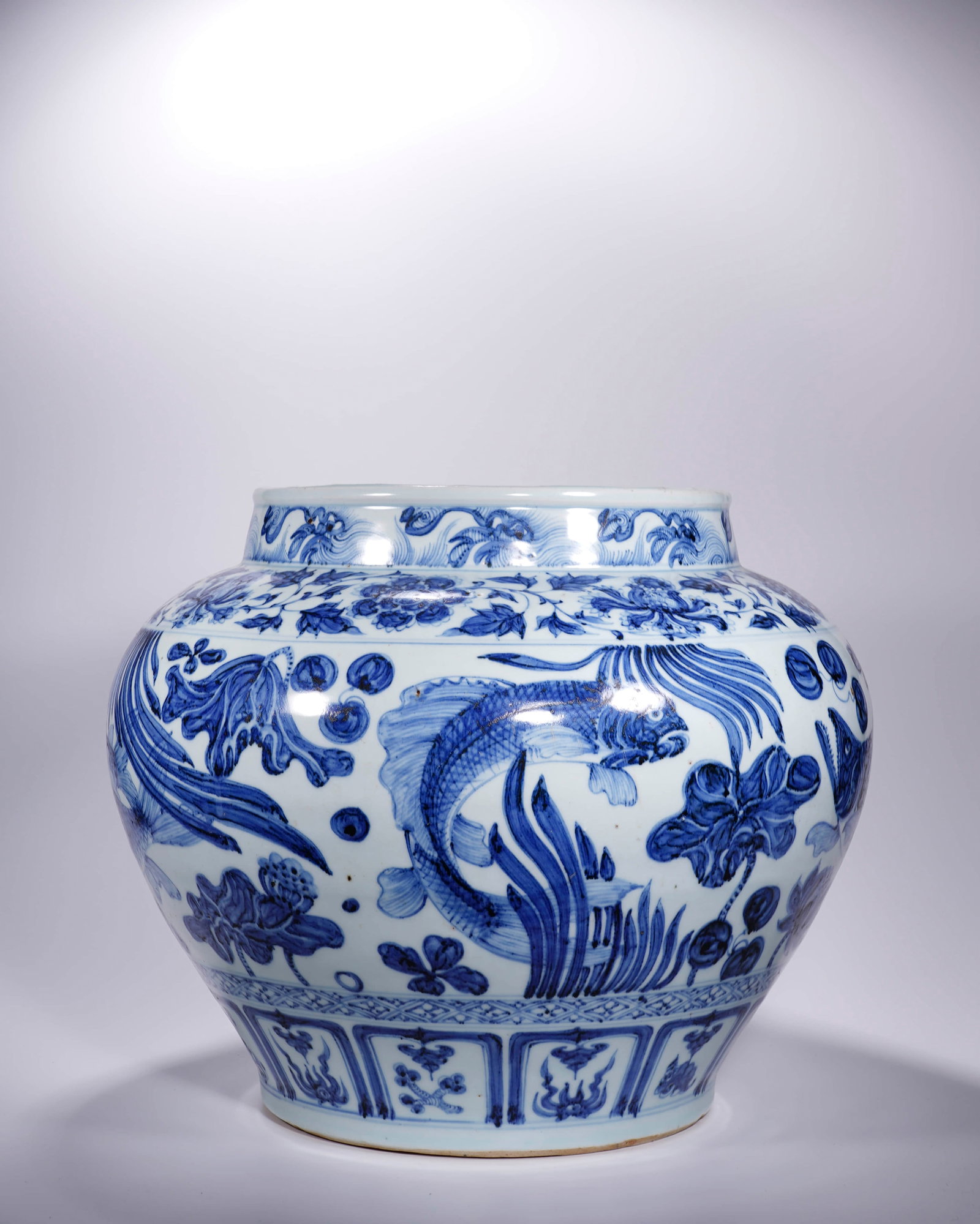 Blue-and-white fish algae-patterned jar - 5
