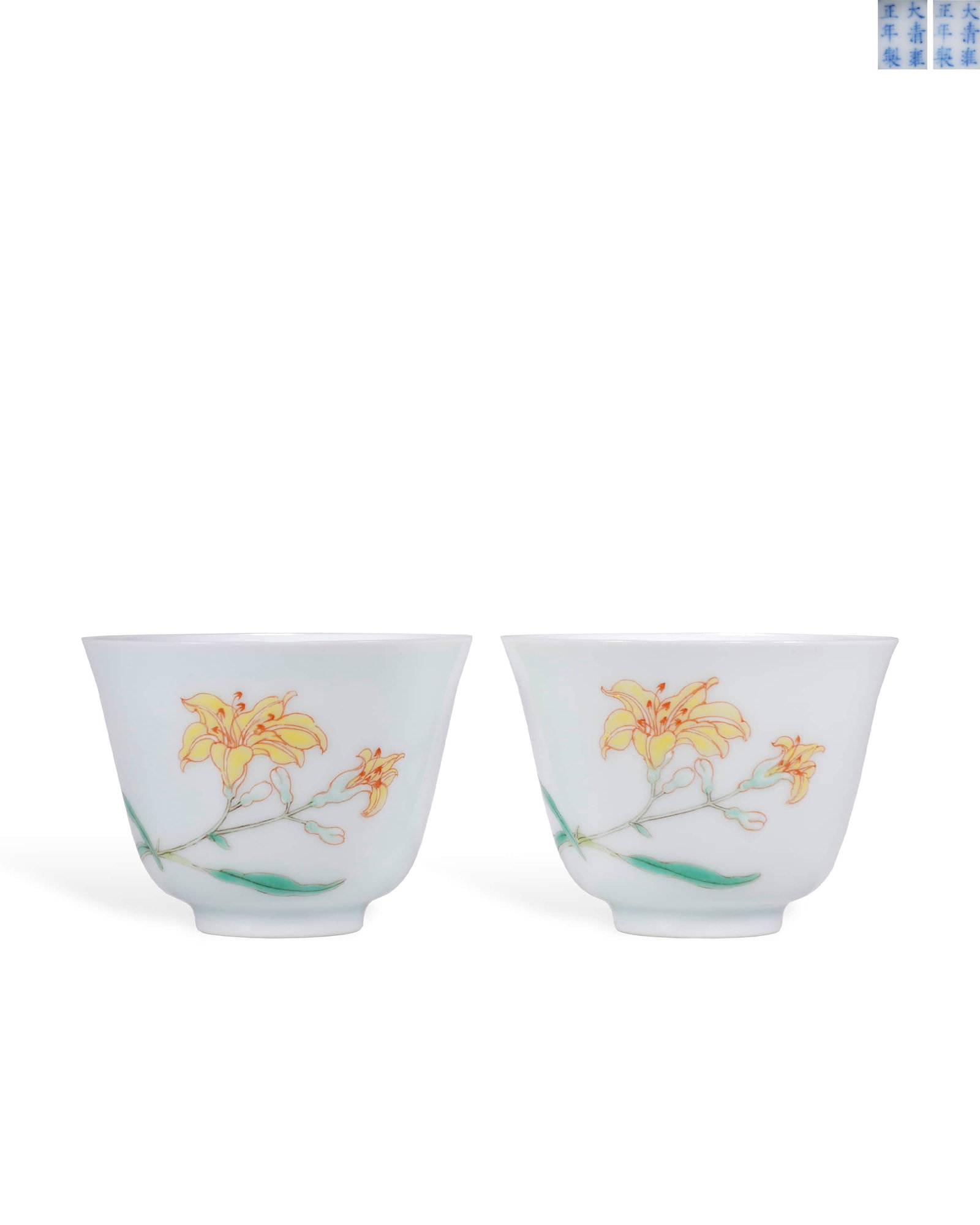 Qing Yongzheng famille rose, broken branches and flower-patterned small cups: L:6.7cm H:5.3cm/L:6.7cm H:5cm
