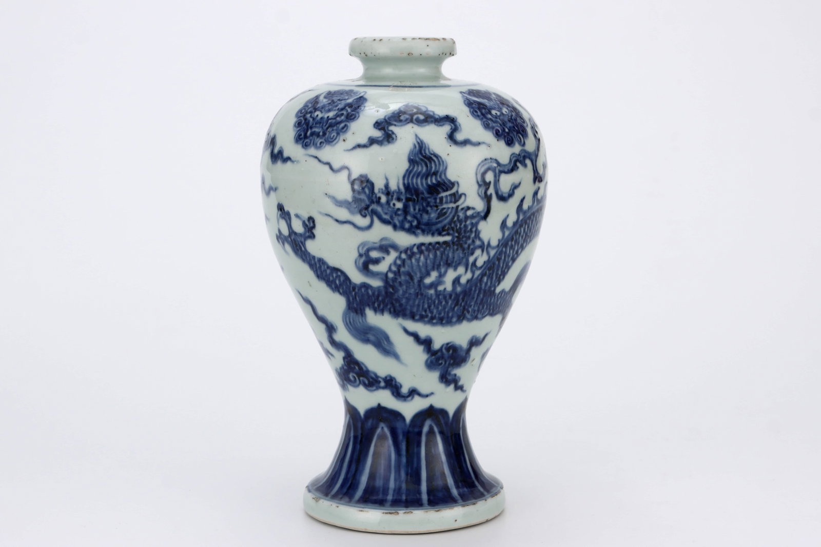 Ming blue-and-white plum vase with cloud dragon pattern - 2