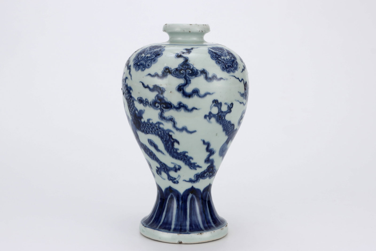 Ming blue-and-white plum vase with cloud dragon pattern - 3