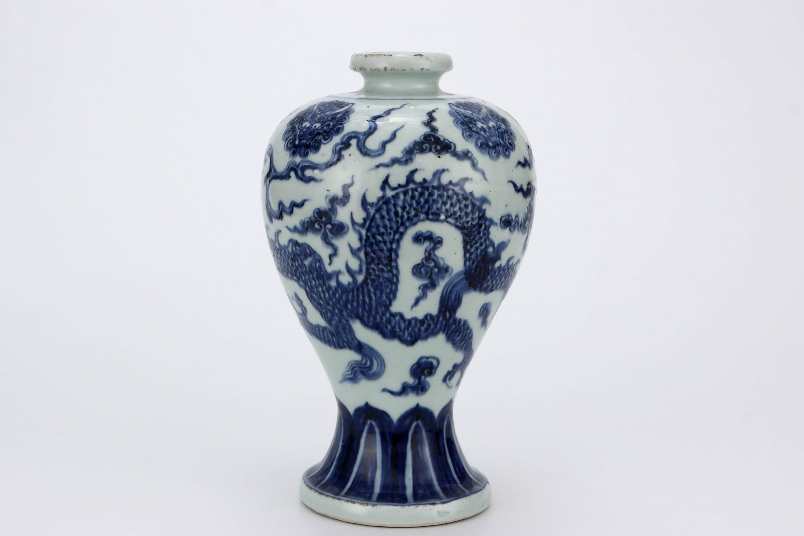 Ming blue-and-white plum vase with cloud dragon pattern - 4