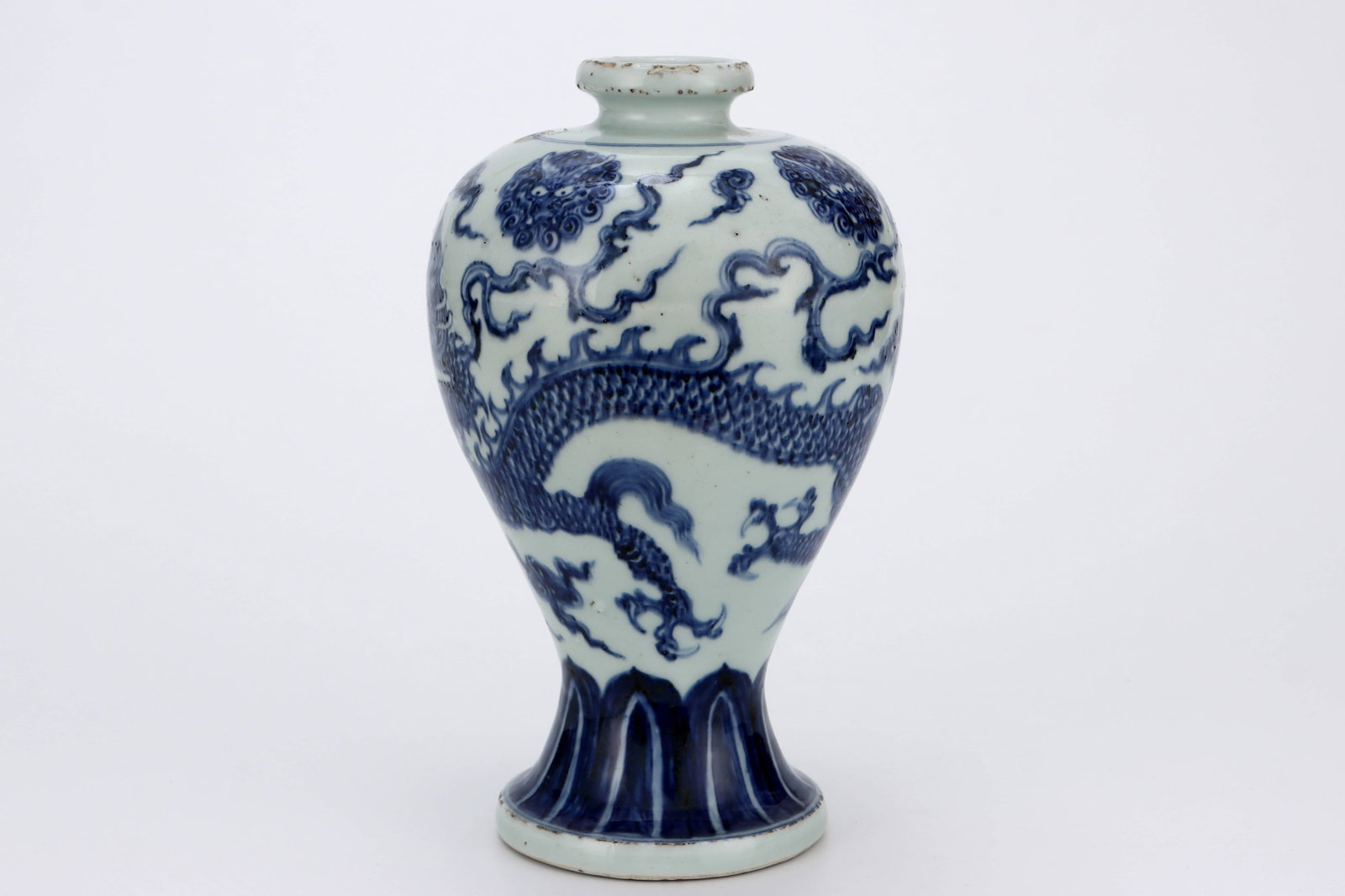 Ming blue-and-white plum vase with cloud dragon pattern - 5