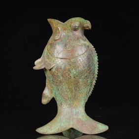 An Archaic Bronze Fish Pattern Vase