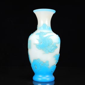 An Exquisite Glass Landscape Pattern Vase