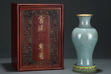 An Exquisite Ru yao Cover with Gold Vase,With an Imperial Poem by Emperor Qianlong
