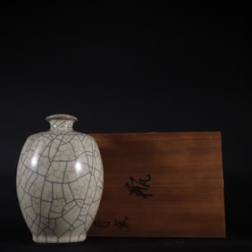 An Exquisite Ge yao Vase
