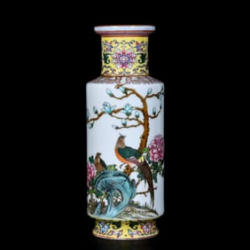 An Exquisite Enamel Flower and Bird Pattern Vase