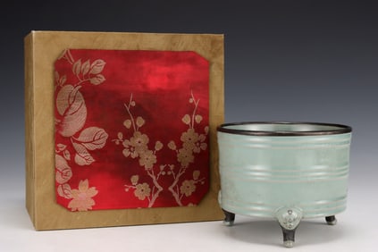 An Exquisite Ru yao Cover with Silver Tripod Jar,With an Imperial Poem by Emperor Qianlong